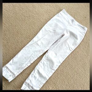 Size : 6P | Crown & Ivy White Cutout Embroidered Cropped Pants & Capri
